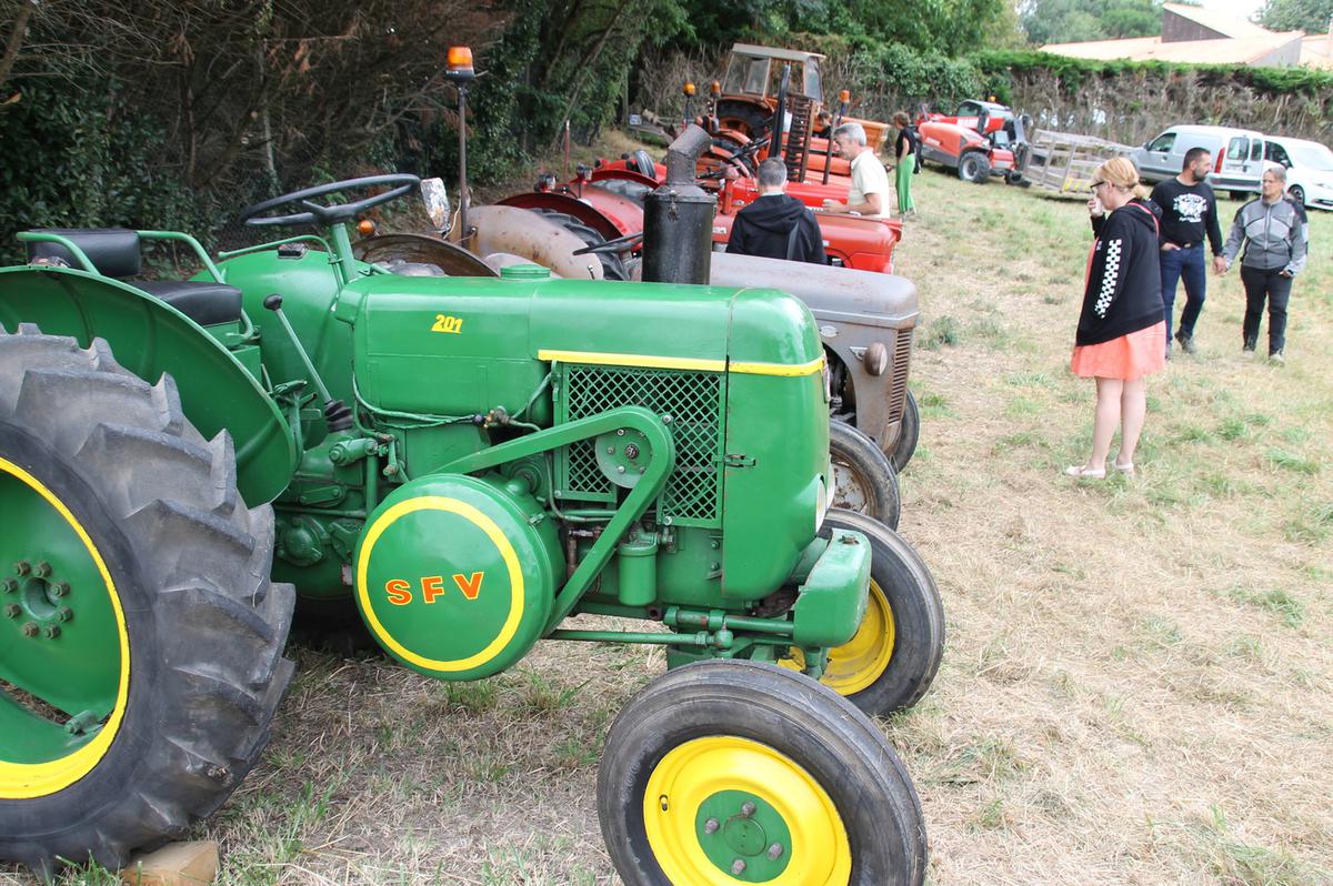 Quelques anciens tracteurs tels ce Société Française Vierzon étaient de la fête.